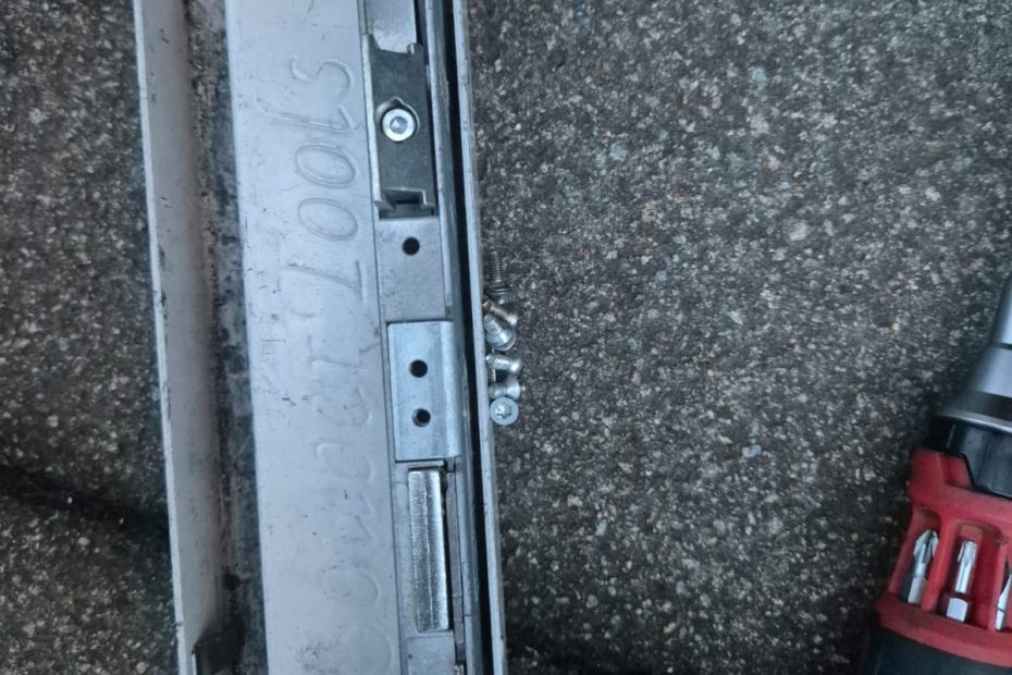 Emergency locksmith Belfast repairing door lock for customer